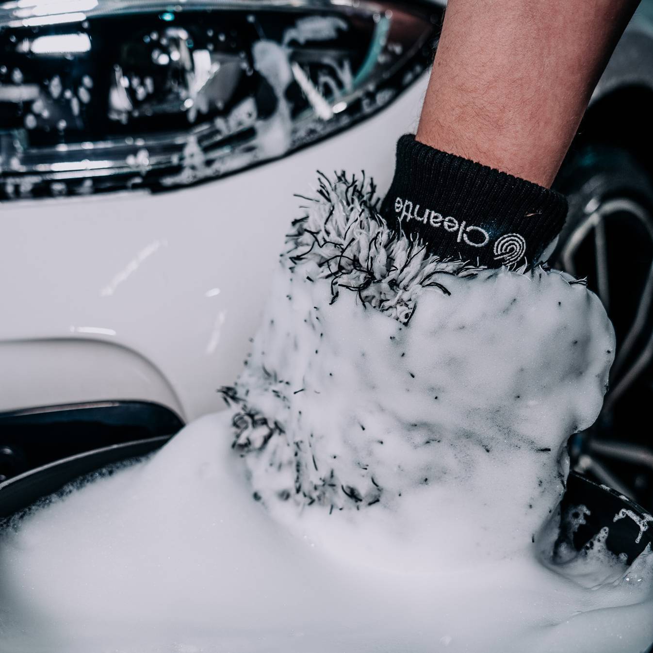 Rękawica do mycia samochodu z mikrofibry Teddy Bear - prezentacja produktu w trakcie mycia