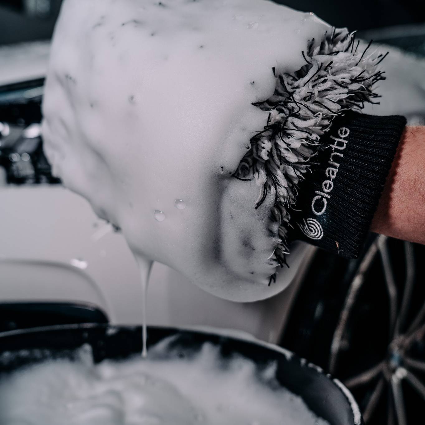 Rękawica do mycia samochodu z mikrofibry Teddy Bear - prezentacja produktu w trakcie mycia