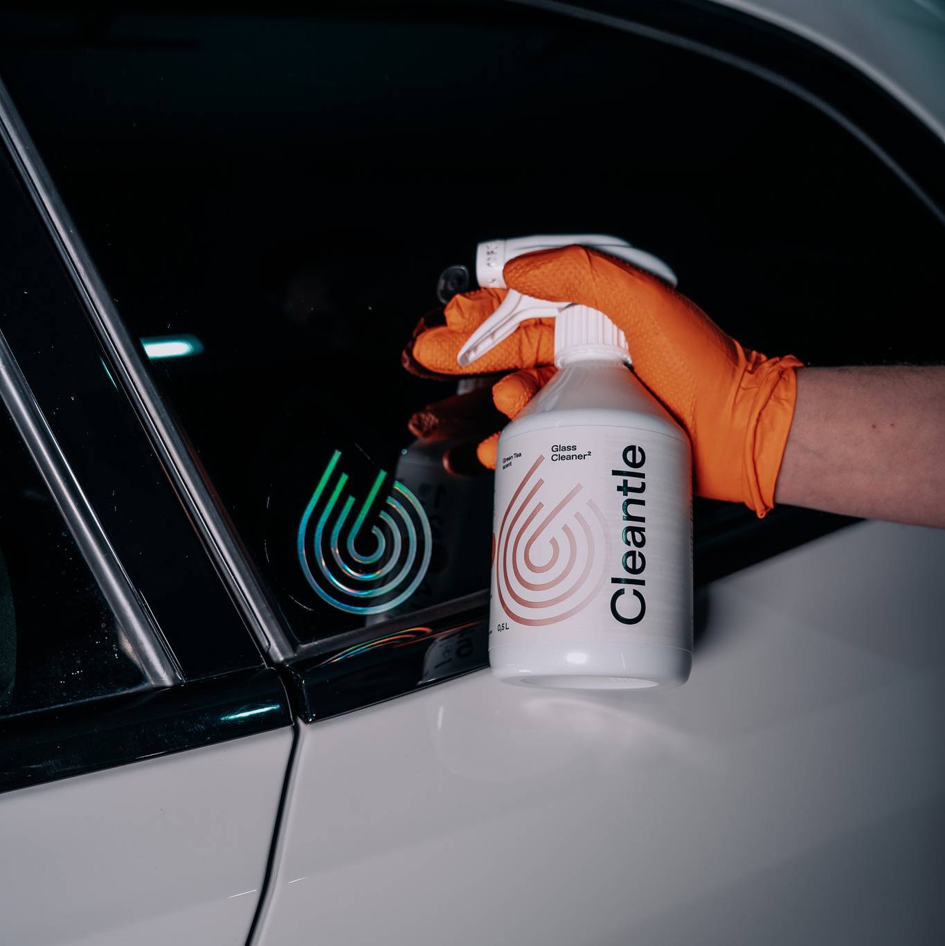Płyn do czyszczenia szyb samochodowych i powierzchni szklanych Glass Cleaner² 500ml - aplikacja ręcznikiem na karoserii