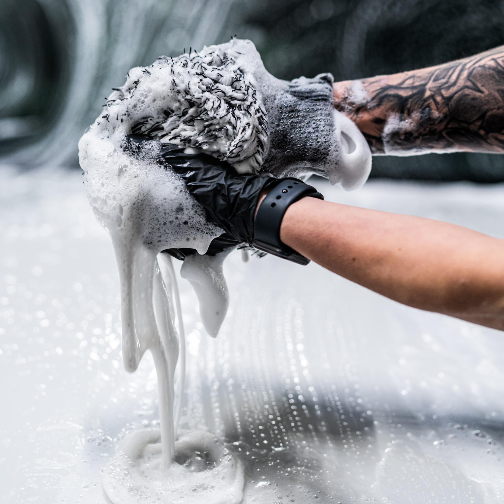 Kwaśny szampon samochodowy bez niebezpiecznych kwasów Tech Cleaner² przy pomocy rękawicy Teddy Bear