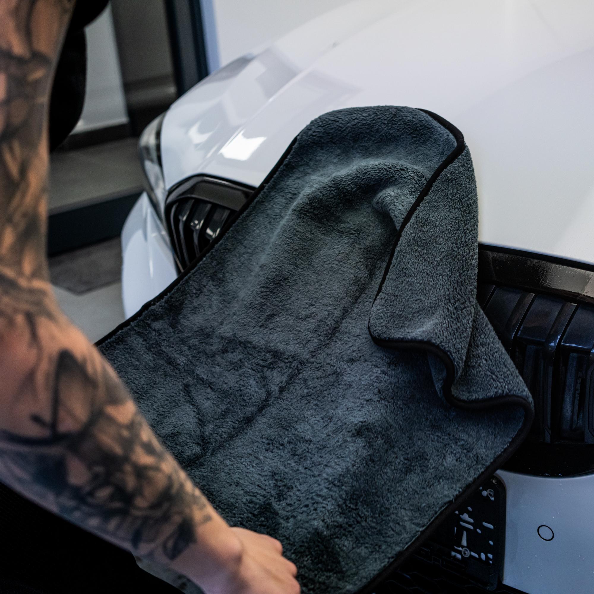 Bardzo chłonny ręcznik do osuszania auta Soaker - sposób użycia ręcznika na karoserii samochodu