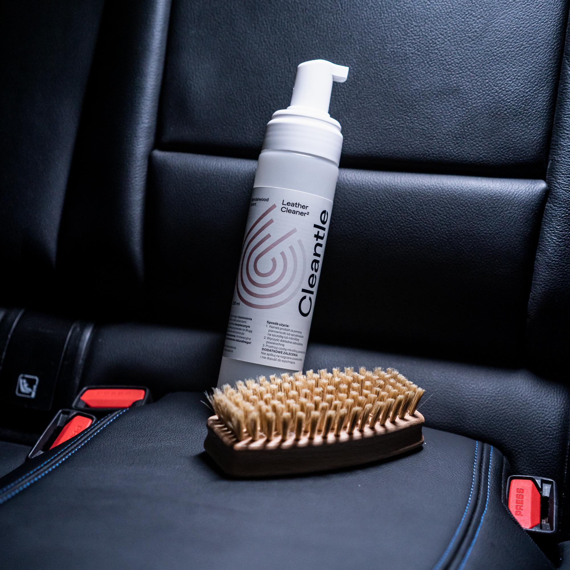 Szczotka do tapicerki skórzanej i materiałowej Leather and Fabric Brush z produktem Leather Cleaner 2