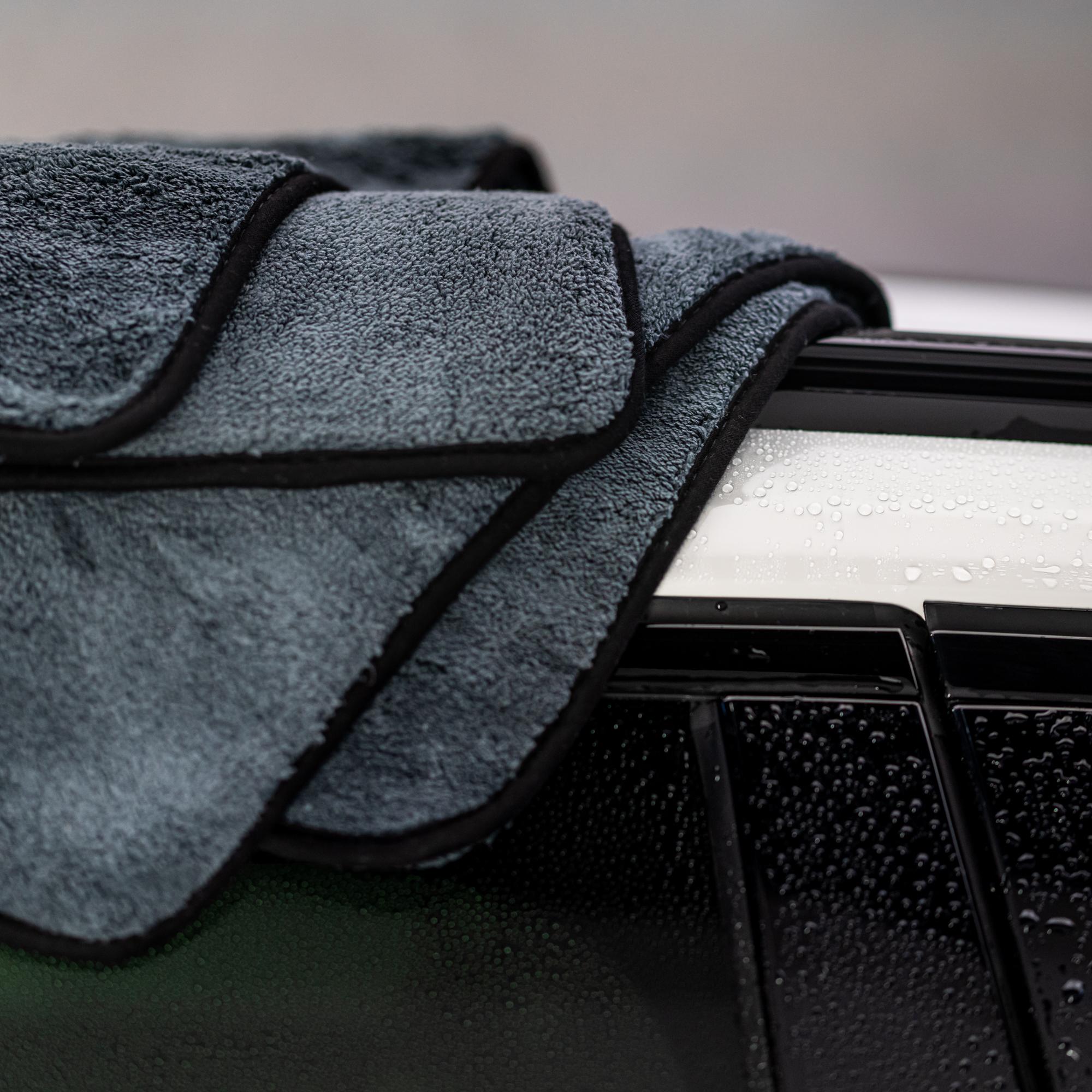 Bardzo chłonny ręcznik do osuszania auta Soaker - sposób użycia ręcznika na dachu samochodu