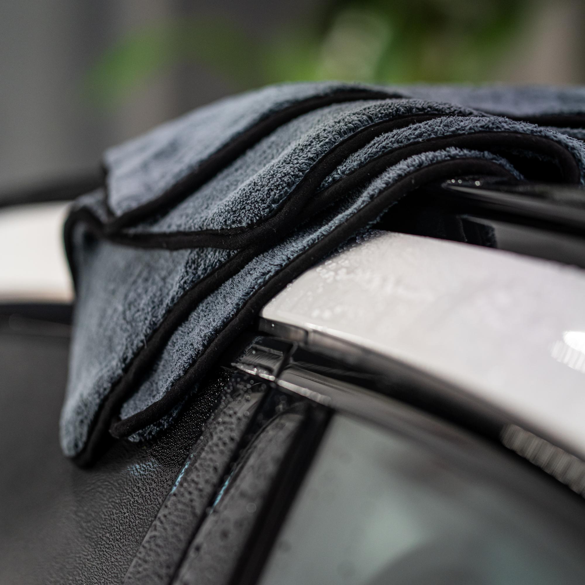 Bardzo chłonny ręcznik do osuszania auta Soaker - sposób użycia ręcznika na dachu samochodu