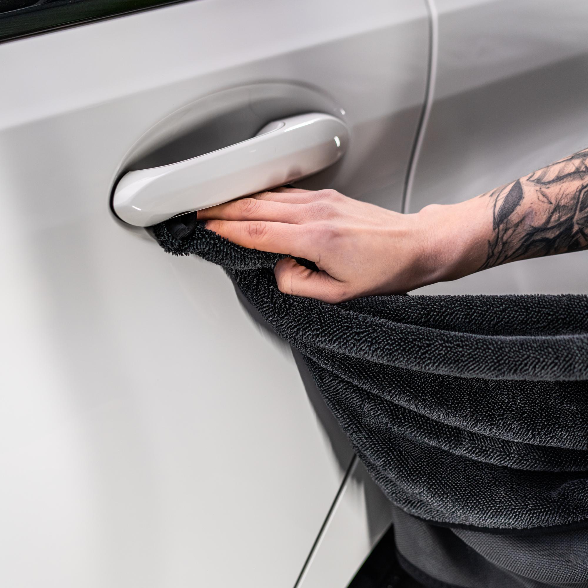 Chłonny ręcznik do osuszania auta Twisted Pile Looper - wycieranie auta ręcznikiem w okolicach klamki