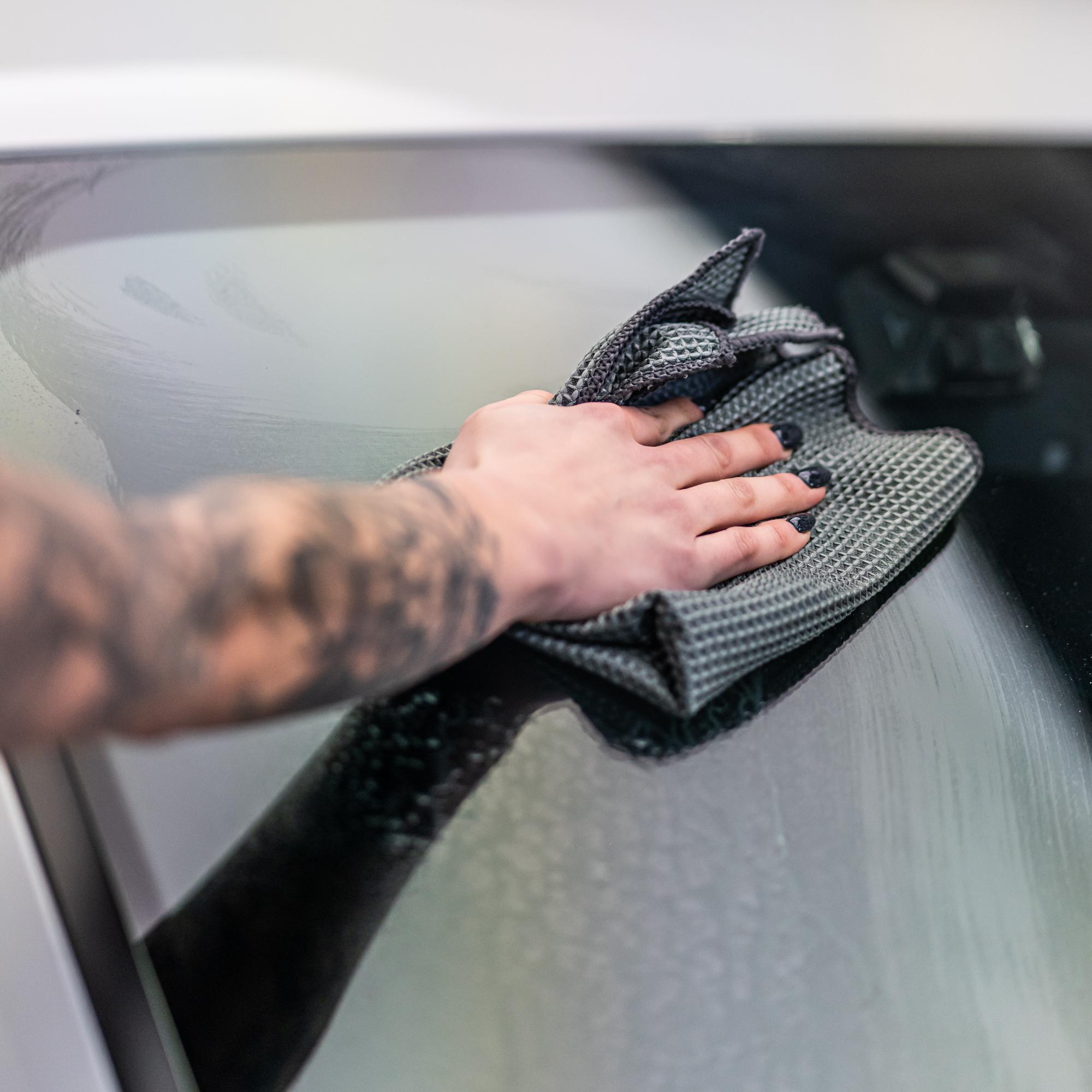 Płyn do mycia szyb samochodowych z efektem niewidzialnej wycieraczki Hydro Glass+ 500ml - wcieranie mikrofibrą po aplikacji