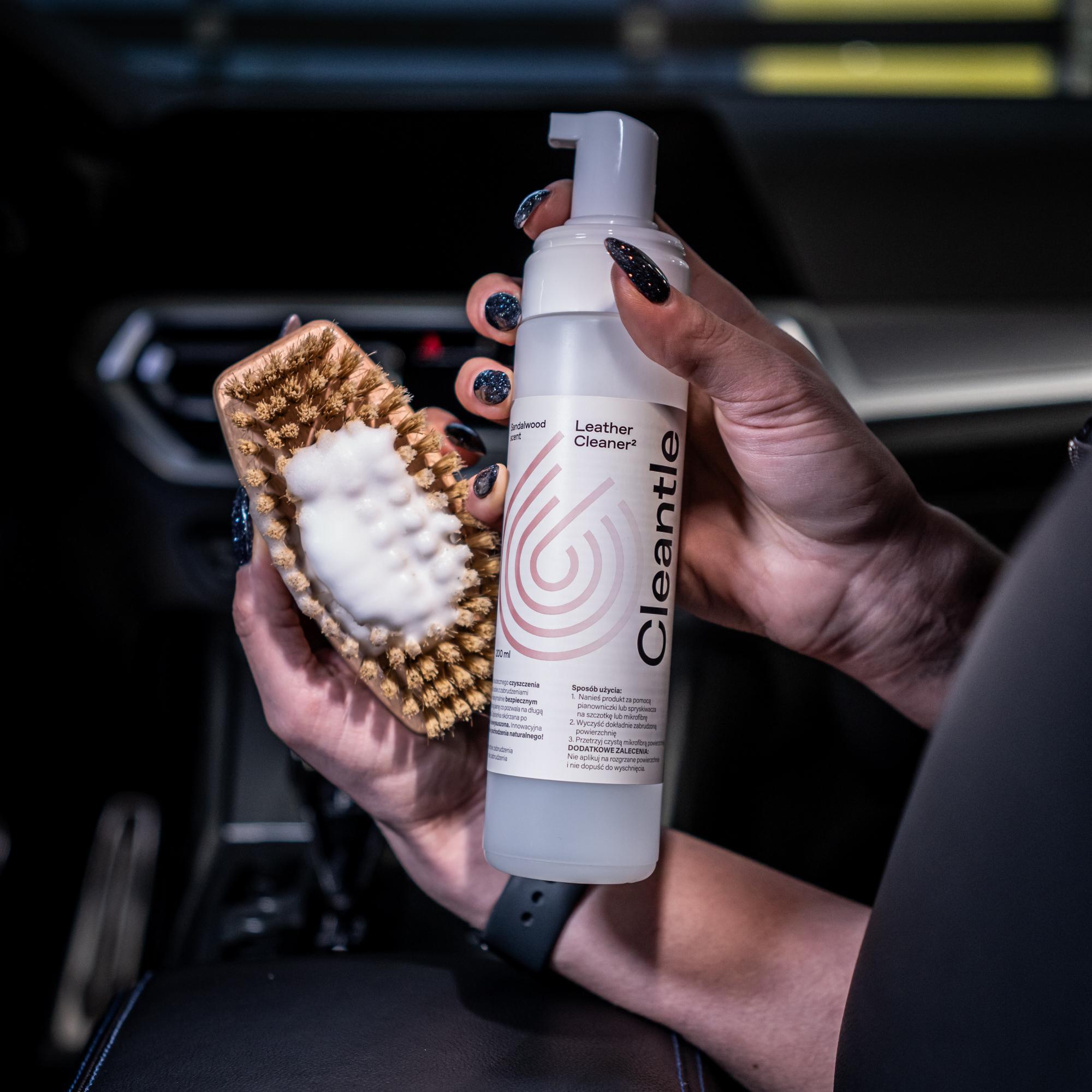 Zestaw do czyszczenia tapicerki samochodowej skórzanej Leather Care Kit ze szczotką - aplikacja
