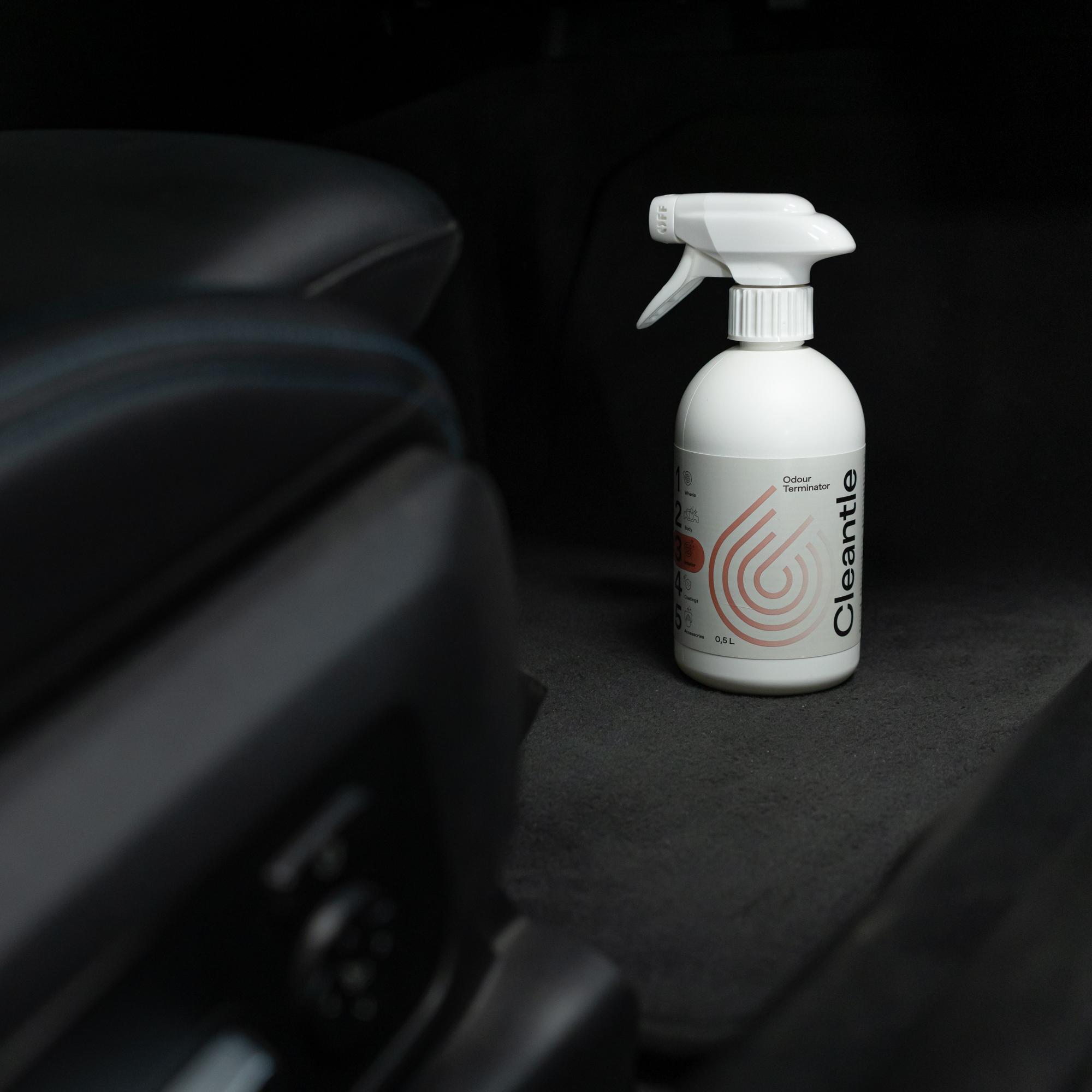 Neutralizator zapachów do samochodu Odour Terminator - aplikacja w kabinie samochodowej