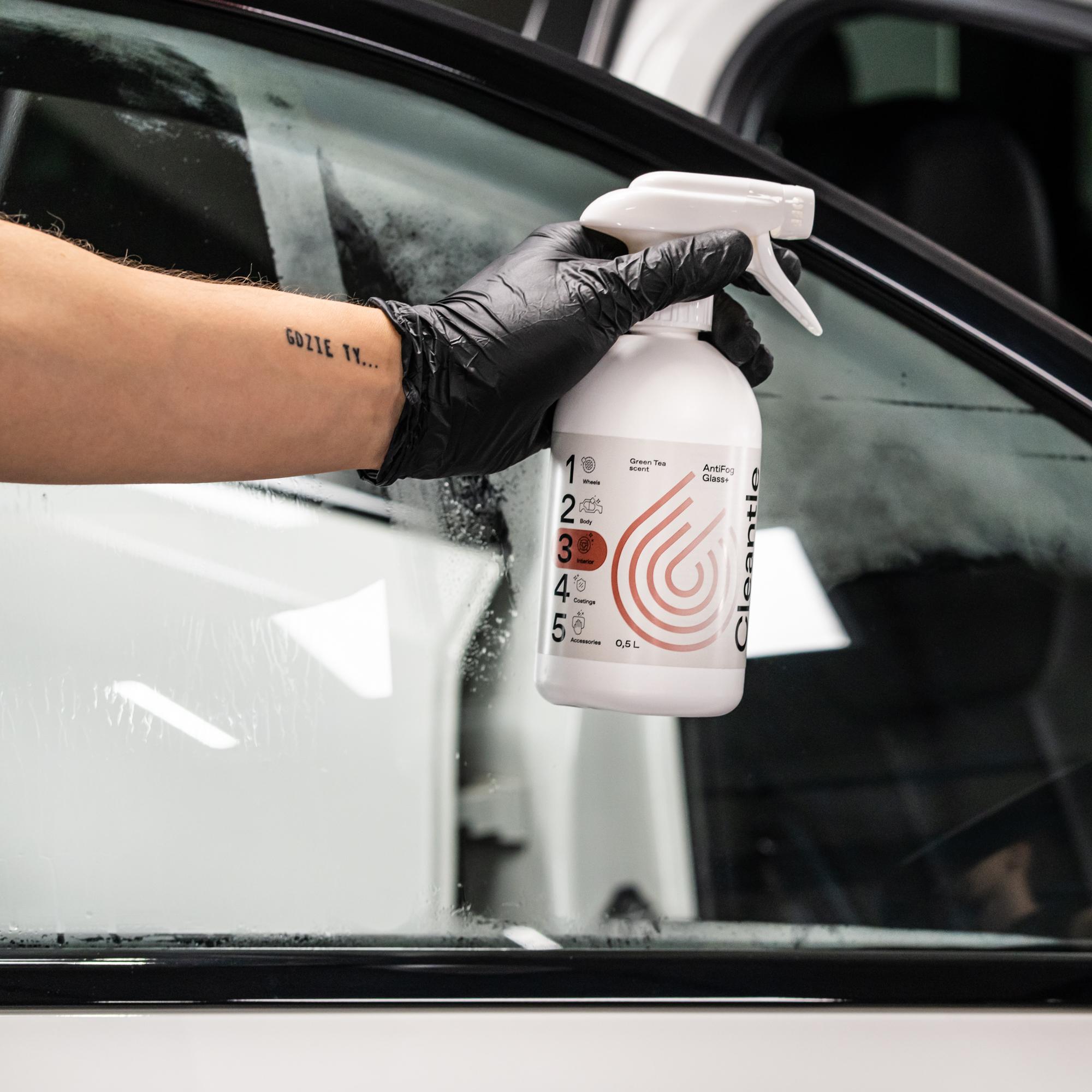 Płyn do szyb samochodowych z efektem antypara AntiFog Glass+ - aplikacja na szybę
