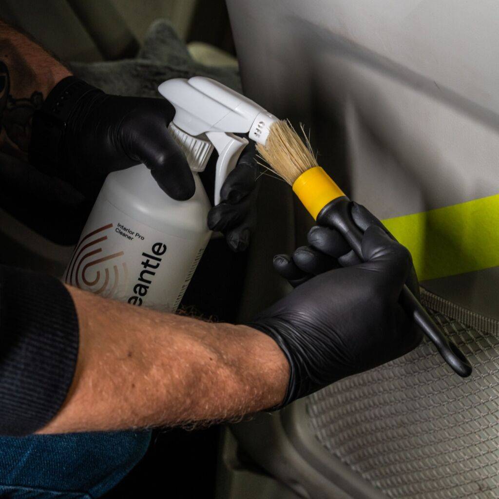 środek Cleantle Interior Pro Cleaner podczas pielęgnacji wnętrza samochodu