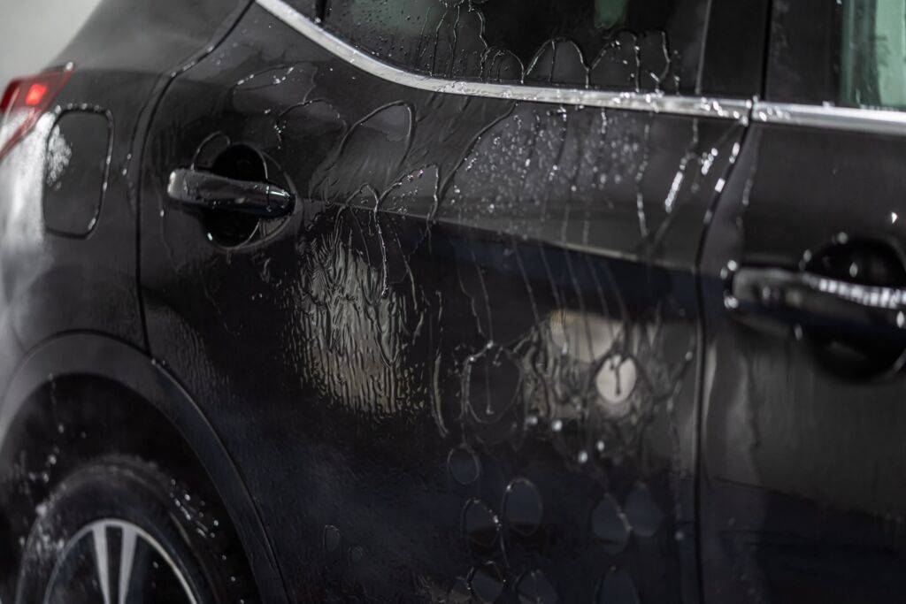 Jak twarda woda wpływa na skuteczność mycia auta?