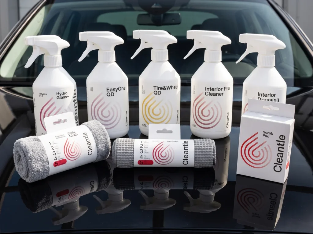 Osiem produktów Cleantle na masce samochodu - Hydro Glass+, EasyOne QD, Tire&Wheel QD, Interior Pro Cleaner, Interior Dressing w 0,5 L, Daily Cloth, Streakless i Scrub Pad
