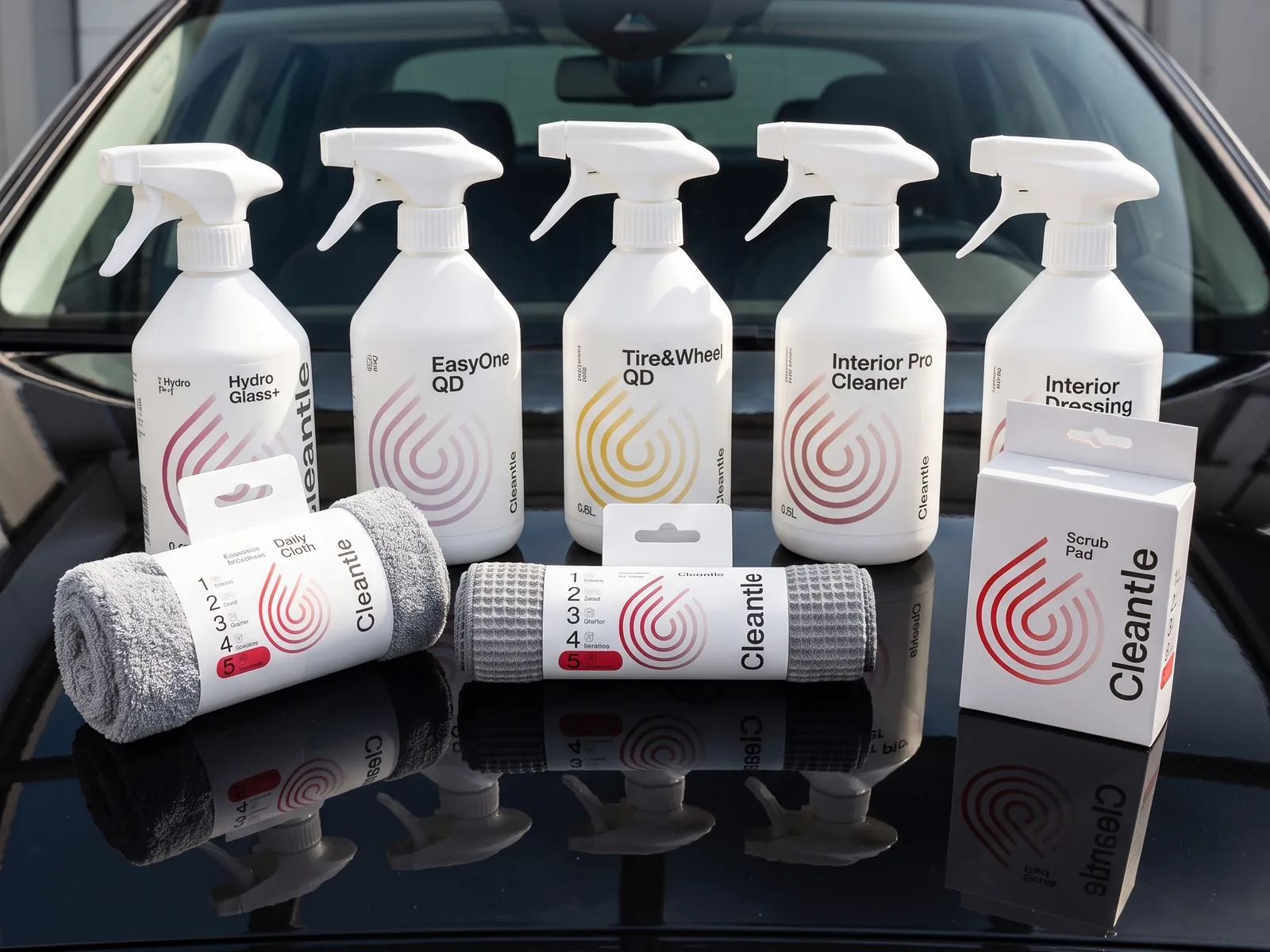 Osiem produktów Cleantle na masce samochodu - Hydro Glass+, EasyOne QD, Tire&Wheel QD, Interior Pro Cleaner, Interior Dressing w 0,5 L, Daily Cloth, Streakless i Scrub Pad