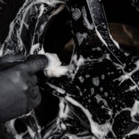 Mycie ramion felgi z pianą pędzlem Cleantle Endure