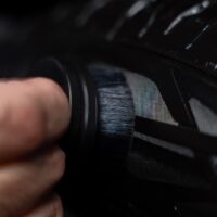 Nakładanie dressingu na bok opony aplikatorem Cleantle Tire Applicator