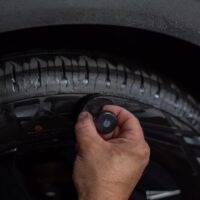 Aplikator Cleantle Tire Applicator na oponie samochodu