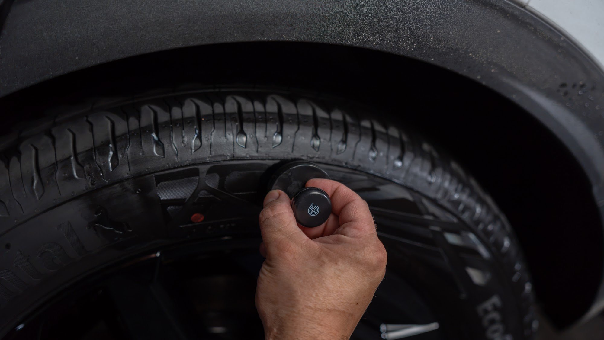 Aplikator Cleantle Tire Applicator na oponie samochodu