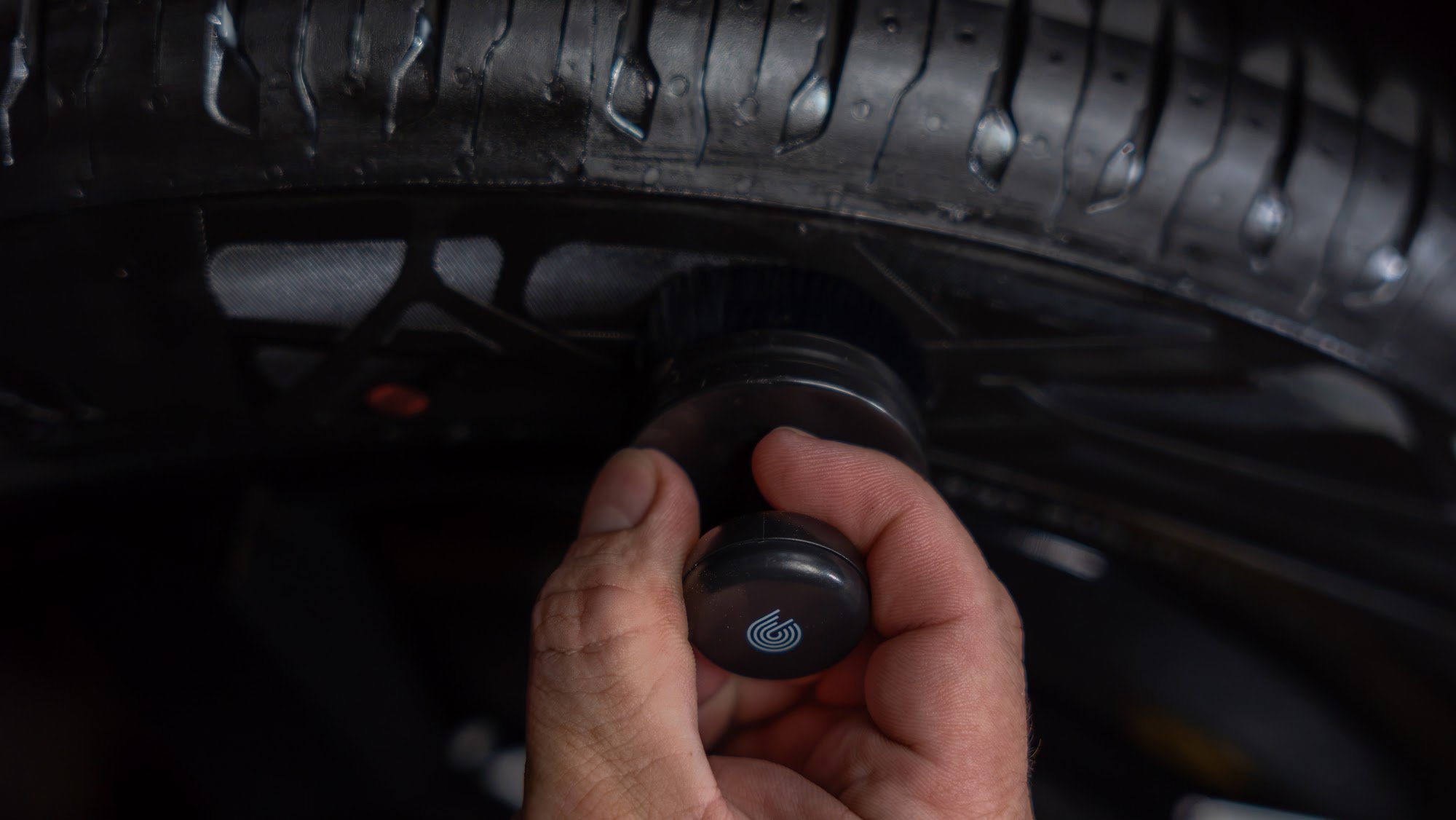 Nakładanie dressingu na oponę aplikatorem Cleantle Tire Applicator