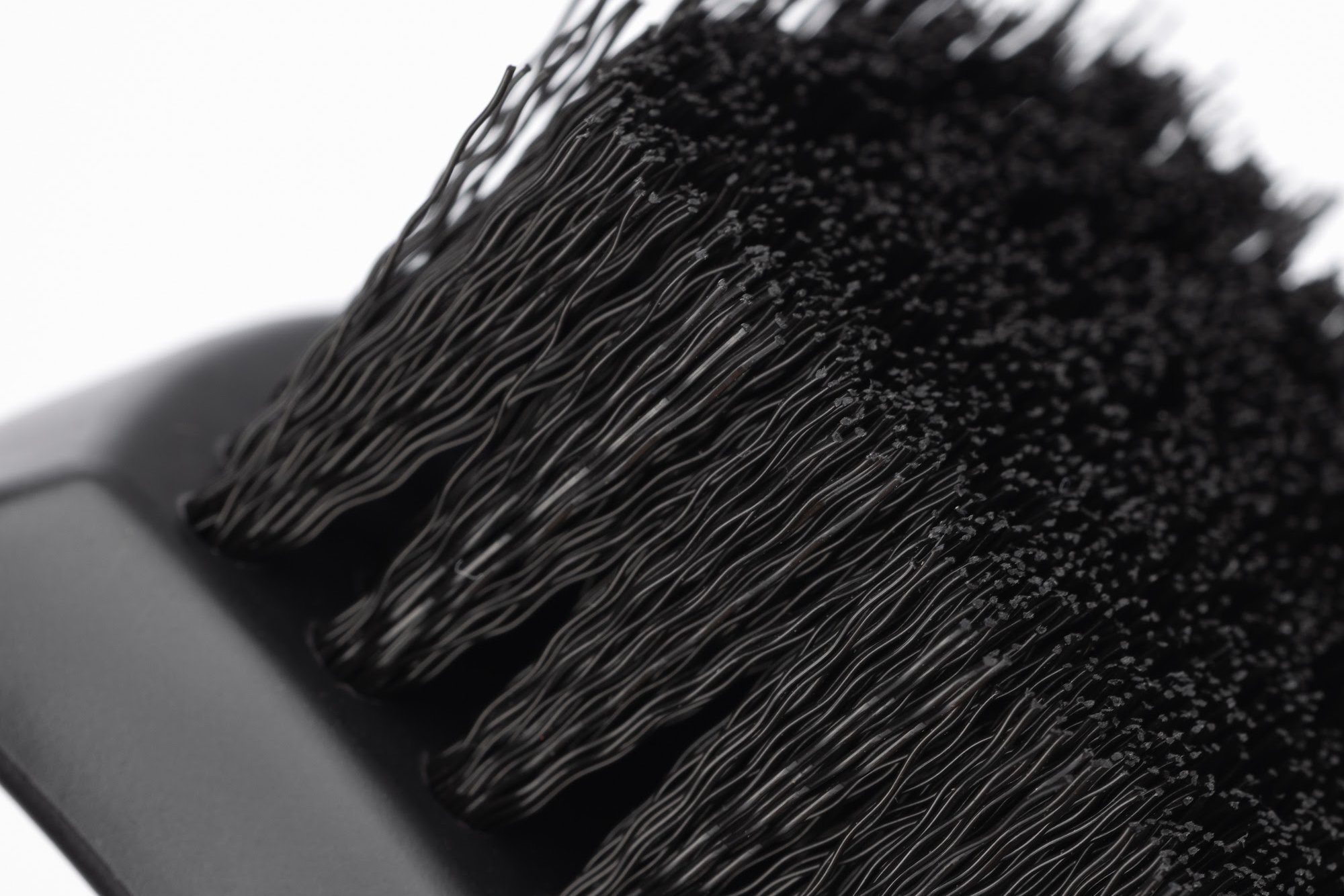 Zbliżenie falowanego włosia szczotki do opon Cleantle Tire Brush