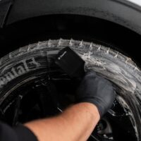 Mycie opony na kole szczotką Cleantle Tire Brush