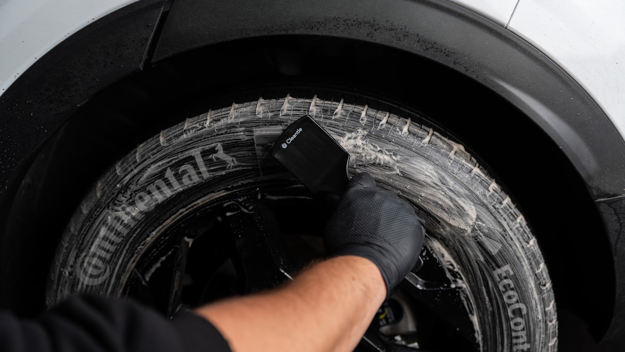 Mycie opony na kole szczotką Cleantle Tire Brush