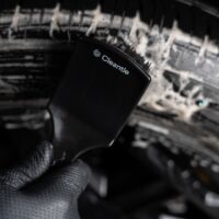 Piana na oponie podczas czyszczenia szczotką Cleantle Tire Brush