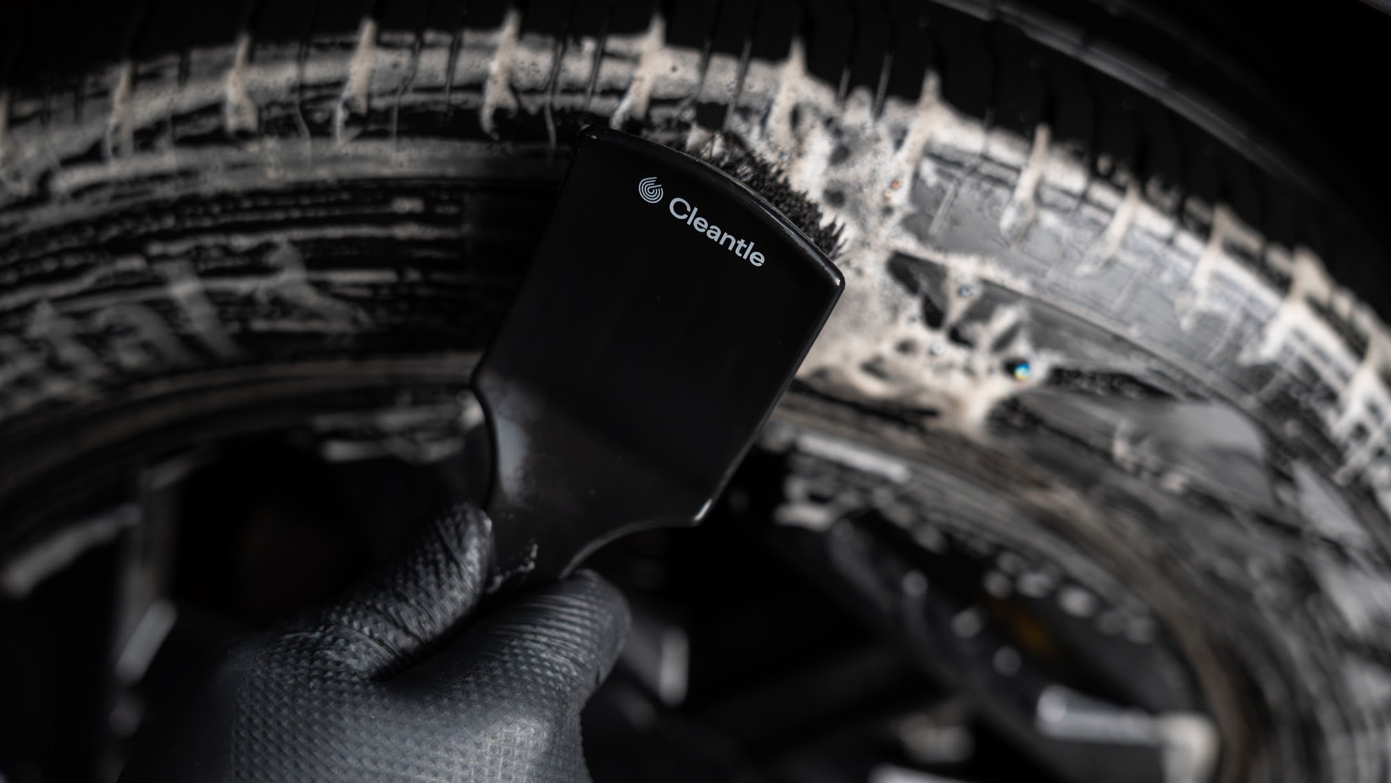 Piana na oponie podczas czyszczenia szczotką Cleantle Tire Brush