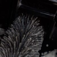 Szczotka Cleantle Wheel Brush między ramionami felgi