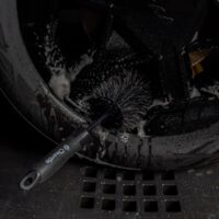 Szczotka do felg Cleantle Wheel Brush przy oponie i feldze
