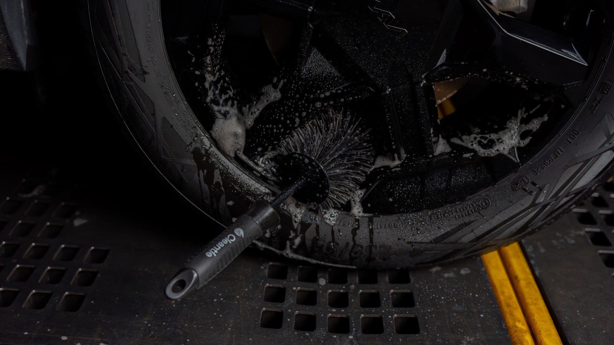 Szczotka do felg Cleantle Wheel Brush przy oponie i feldze